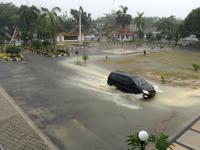 Hujan Sebentar, Byuur...Air Setinggi Lutut Genangi Halaman Gedung DPRD Pekanbaru
